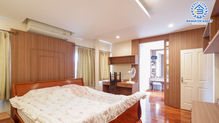 บ้านเดี่ยวมือสองย่านนนทบุรีฯ ม.คาซ่าแกรนด์ รัตนาธิเบศร์-ราชพฤกษ์ เนื้อที่กว้างขวางมากถึง 111 ตร.ว. ฟังก์ชัน 4 ห้องนอน 5 ห้องน้ำ ที่จอดรถ 5 คัน แถมฟรี! เครื่องปรับอากาศ 7 เครื่อง บนทำเลแห่งการเดินทาง ใกล้รถไฟฟ้าสายสีม่วง "สถานีบางรักใหญ่"...